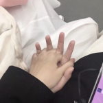 恩爱的情侣手牵手只露手照片头像