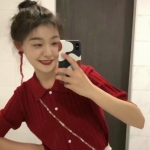 时尚自拍的歪头女头真人图片