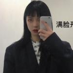 手机控女头可爱真实的照片