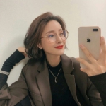 拿着手机好看高清的女头图片
