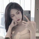 2023高清新潮的微信头像女生拿着手机图片