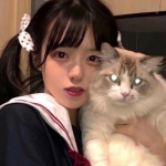 女生手上抱着猫酷酷的高清头像图片