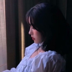 真人浅蓝色系女头高清图片