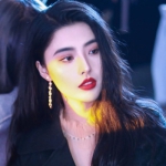 微信好看高清的网图女港风头像图片
