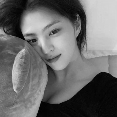 真人黑白少女风头像图片(图140)