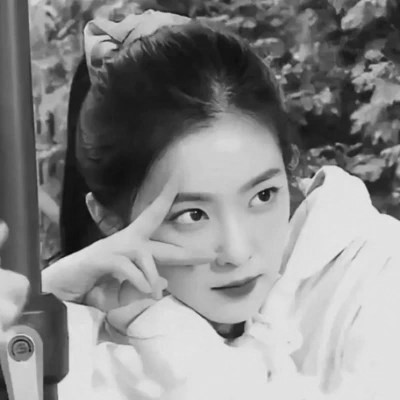 真人黑白少女风头像图片(图46)