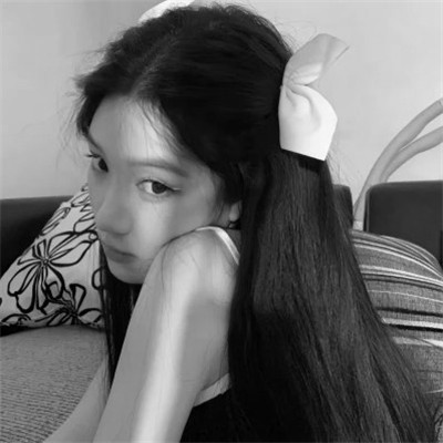 真人黑白少女风头像图片(图56)