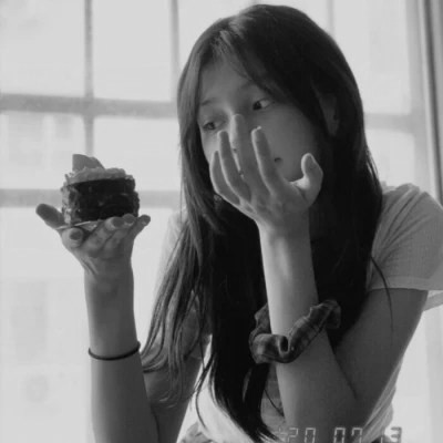 真人黑白少女风头像图片(图45)
