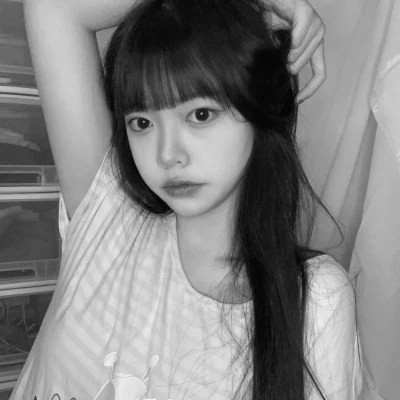 真人黑白少女风头像图片(图17)