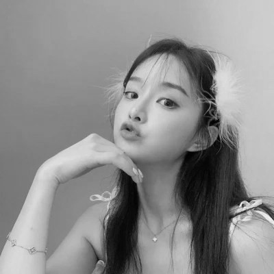 真人黑白少女风头像图片(图126)