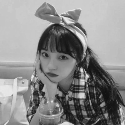 真人黑白少女风头像图片(图70)