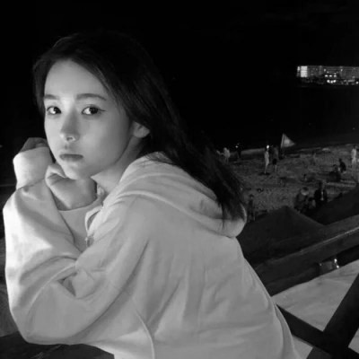 真人黑白少女风头像图片(图136)