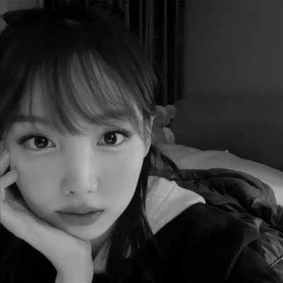 真人黑白少女风头像图片(图22)