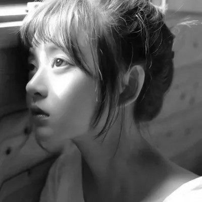 真人黑白少女风头像图片(图65)