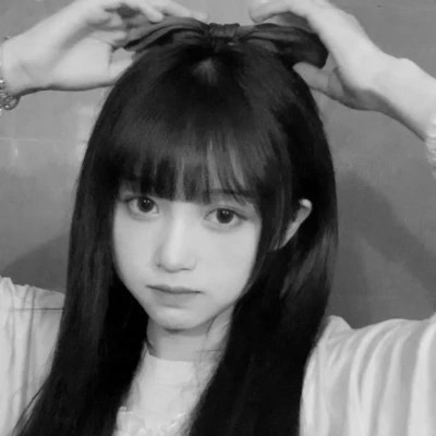 真人黑白少女风头像图片(图162)
