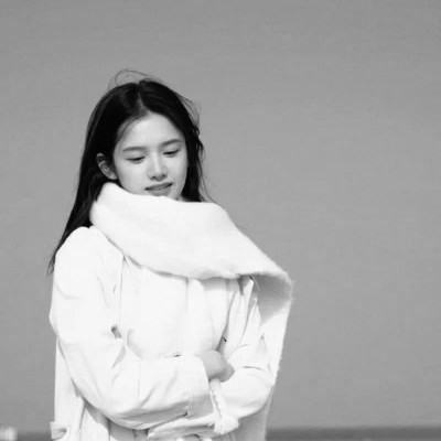真人黑白少女风头像图片(图44)