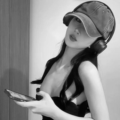 黑白高冷成熟御姐风头像图片(图54)