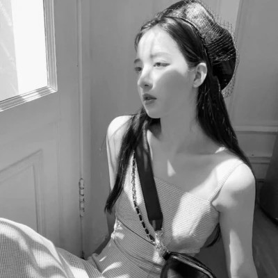 微信女生高清黑白真人头像图片(图48)