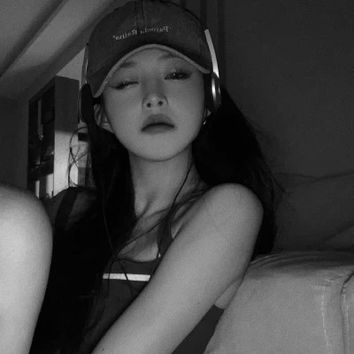 微信女生高清黑白真人头像图片(图24)
