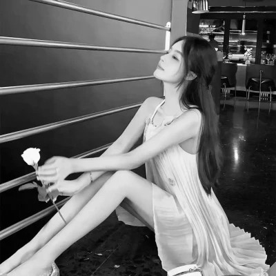 唯美黑白女生头像图片(图91)