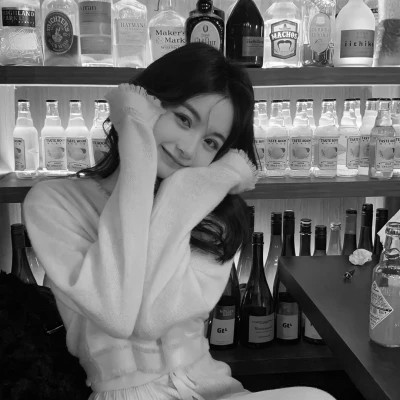 微信女生高清黑白真人头像图片(图68)