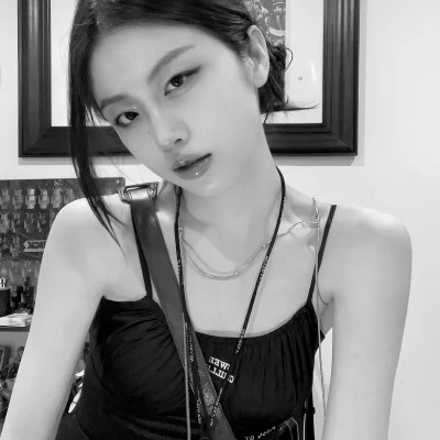 微信女生高清黑白真人头像图片(图109)