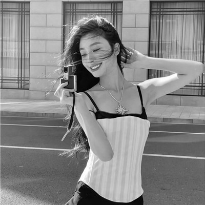 漂亮女生可爱真人黑白头像图片(图67)