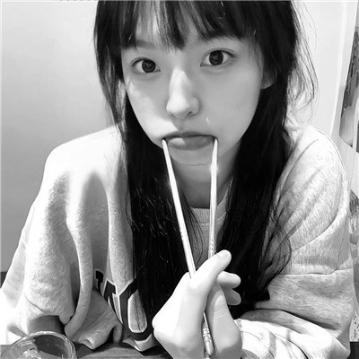 漂亮女生可爱真人黑白头像图片(图62)