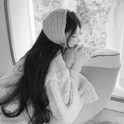 微信女生高清黑白真人头像图片(图70)