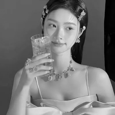 微信女生高清黑白真人头像图片(图89)