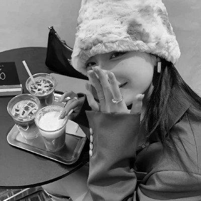 黑白高冷成熟御姐风头像图片(图64)