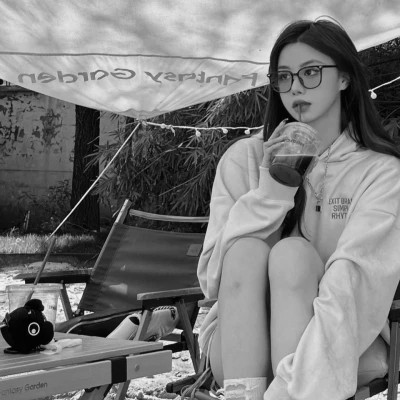微信女生高清黑白真人头像图片(图40)