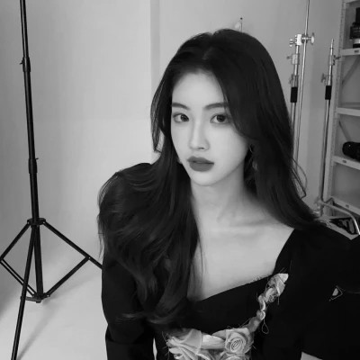 微信女生高清黑白真人头像图片(图51)