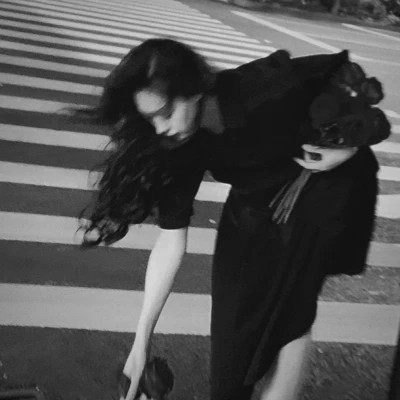 微信ins女生高级黑白头像图片(图68)
