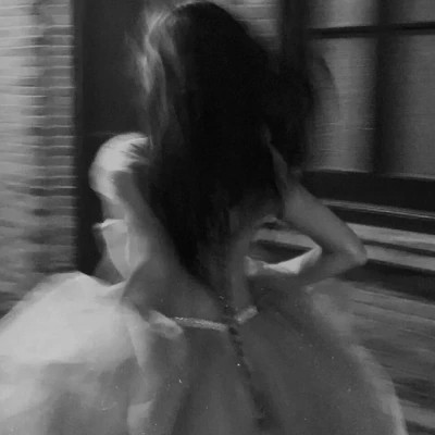 微信ins女生高级黑白头像图片(图98)