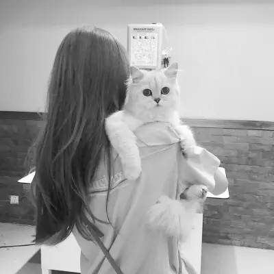 酷酷的黑白系女生抱着猫咪的头像图片(图98)