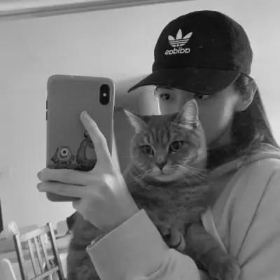 酷酷的黑白系女生抱着猫咪的头像图片(图67)