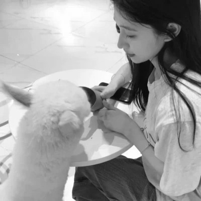 女生黑白色系高清真人头像图片(图105)