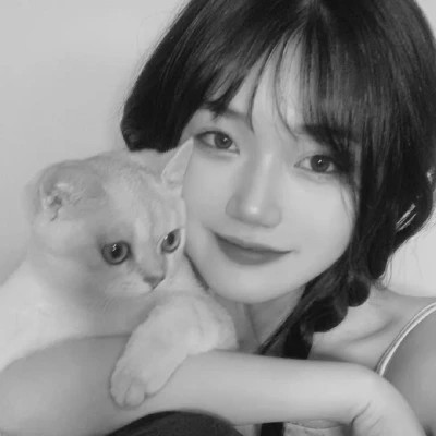 酷酷的黑白系女生抱着猫咪的头像图片(图171)