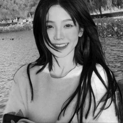 女生黑白色系高清真人头像图片(图111)