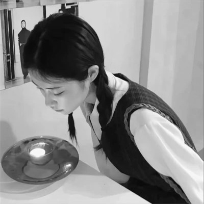 黑白气质微信女生头像图片(图105)