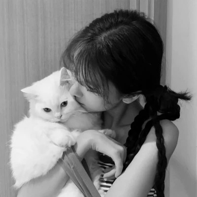 酷酷的黑白系女生抱着猫咪的头像图片(图182)