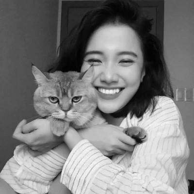 酷酷的黑白系女生抱着猫咪的头像图片(图137)