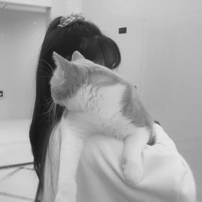 酷酷的黑白系女生抱着猫咪的头像图片(图60)