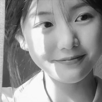女生黑白色系高清真人头像图片(图84)