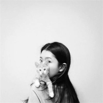 酷酷的黑白系女生抱着猫咪的头像图片(图86)