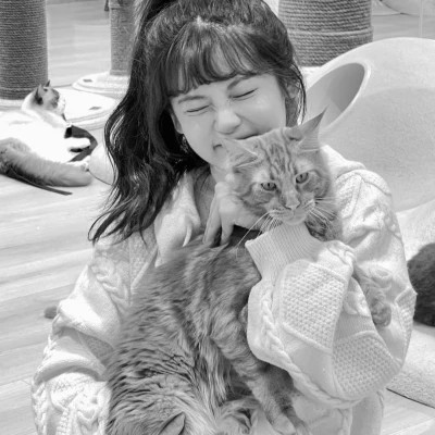 酷酷的黑白系女生抱着猫咪的头像图片(图152)