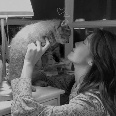 酷酷的黑白系女生抱着猫咪的头像图片(图135)