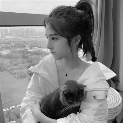 酷酷的黑白系女生抱着猫咪的头像图片(图138)