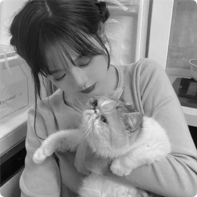 酷酷的黑白系女生抱着猫咪的头像图片(图118)